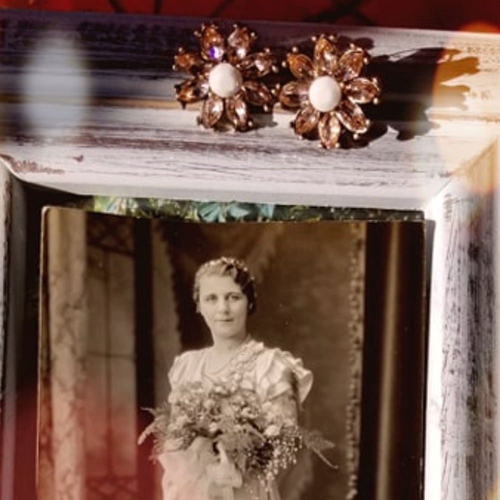 Artistic Flower Vintage EARRINGS ~ Studs for dames